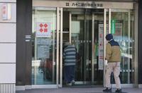 来店客が次々に訪れた八十二銀行西松本支店＝30日午前11時4分、松本市島立