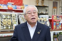 支店の移転後も銀行担当者との緊密な関係が続いてほしいと語る西山社長＝26日、松本市島内のニシマ本社