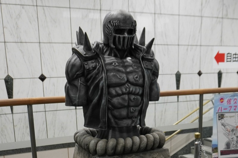 北斗の拳のジャギ像がパリへ 佐久市の駅から出張｜信濃毎日新聞