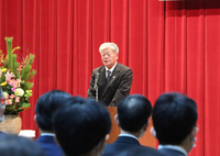 職員らに新年のあいさつをする県農協中央会の神農会長＝5日、長野市