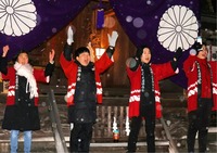 雪がちらつく中、諏訪大社下社春宮の幣拝殿前で木やりを練習する下諏訪町木遣保存会の会員たち