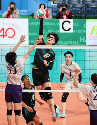 先輩たち助けた1年生 松本国際が初戦の壁突破 バレー・全日本高校