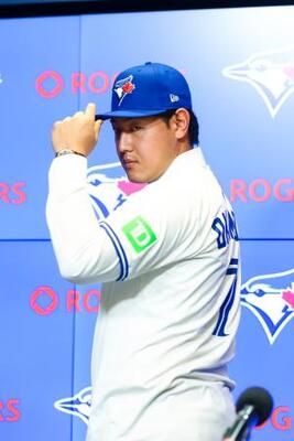 ブルージェイズ岡本「世界一に」 トロントで入団会見、背番号7｜信濃