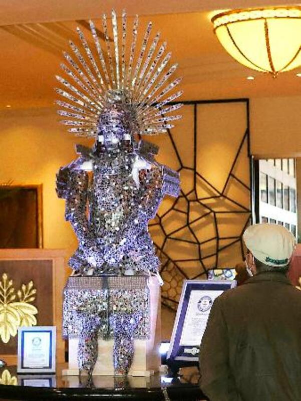 ステンドグラスの秀吉見参 ギネス認定甲冑、限定公開｜信濃毎日新聞