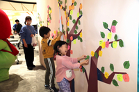地球温暖化で思い浮かんだことを書いてボードに貼る子どもたち