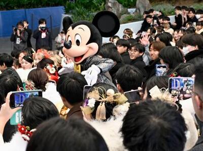 ミッキーマウスの門出祝福に笑顔 ディズニーランドで二十歳の集い