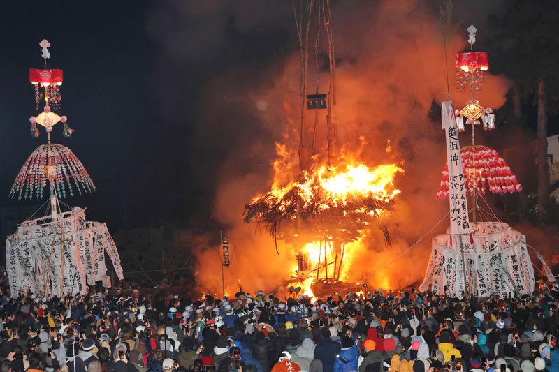 たいまつ手に突進、勇壮な炎のせめぎ合い 野沢温泉村で「道祖神祭り