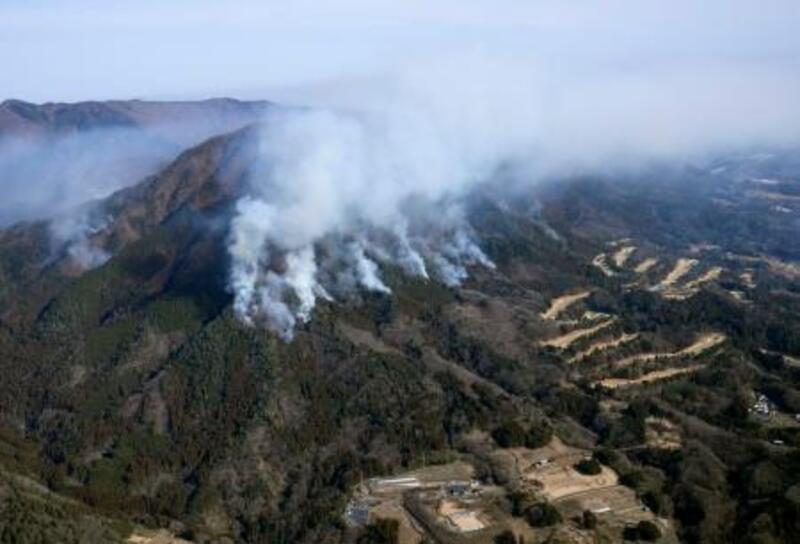 山梨の山林火災1週間、延焼続く 風による飛び火で長期化か｜信濃毎日