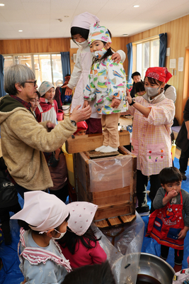 おいしい｣自家製しょうゆに歓声 伊那市の園児が搾る作業体験｜信濃毎日