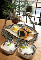自然薯ののり包み揚げ（奥）と自然薯がけそば。滋養たっぷりの山の恵みです