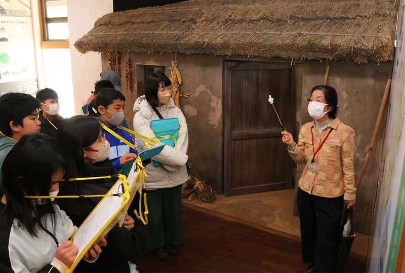下伊那3村の児童らが阿智村の平和記念館を見学 満蒙開拓の歴史学ぶ