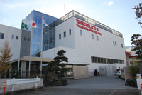 竹内製作所本社。社屋もブランドカラーの赤と白だ