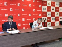 協定書に調印する竹内社長（右）ら