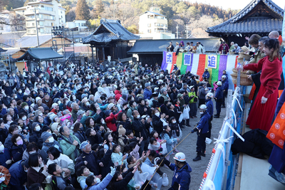元宝塚歌劇団トップスターらに「福ちょうだい」 上田市の北向観音
