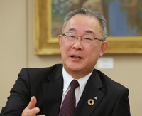 インタビューに答える八十二長野銀行の松下正樹頭取＝4日