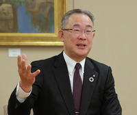 インタビューに答える八十二長野銀行の松下正樹頭取＝4日