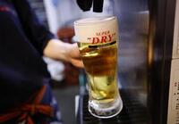 　飲食店で提供されるアサヒビール＝2025年10月、東京都台東区