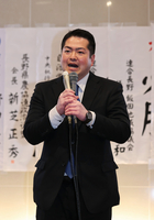 小選挙区での落選が濃厚になり敗戦の弁を述べる福田淳太さん＝8日午後8時26分、飯田市大瀬木