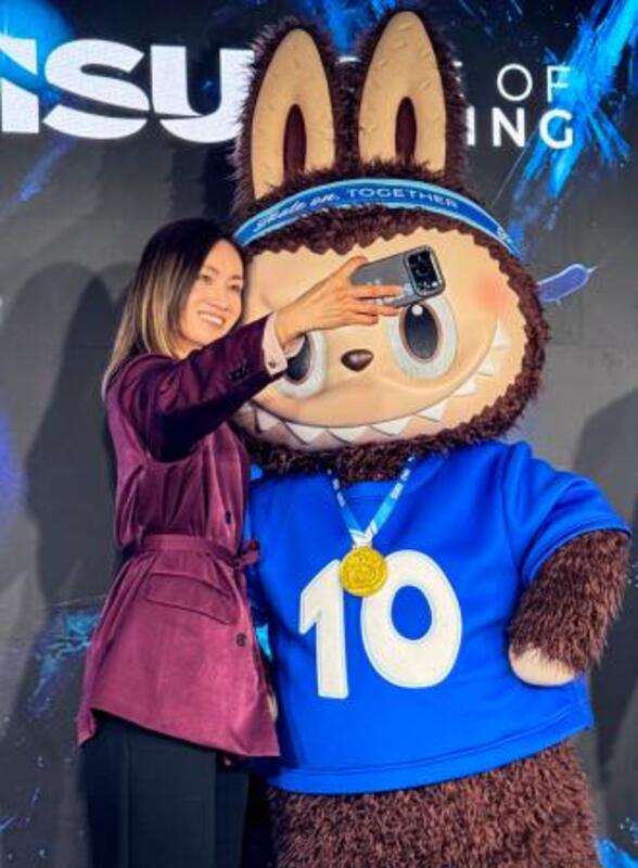 荒川静香さん、「ラブブ」と共演 ISUブースにゲスト参加｜信濃毎日新聞