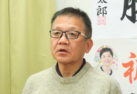 敗戦の弁を述べる山口さん＝8日午後10時21分、上田市中之条
