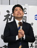 比例代表を含め、敗戦の弁を述べる花岡明久さん＝9日午前1時44分、諏訪市元町
