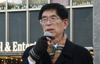 今後は衆院長野1区から出馬しない考えを示した篠原孝氏＝9日午前7時58分、長野市の長野駅前
