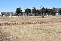 松川村土地開発公社の新たな宅地造成地。奥は松川中学校