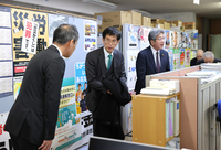 投開票から一夜明け、連合長野を訪ねる篠原孝氏（左から2人目）や杉尾秀哉氏（同3人目）＝9日、長野市