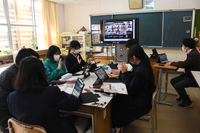 画面の中の根羽学園や売木中の生徒に手を振る栄中の生徒たち