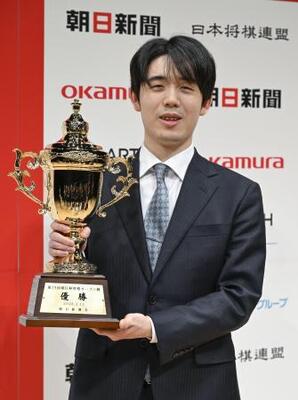 藤井六冠、朝日杯5度目の優勝 将棋、羽生九段と並び最多｜信濃毎日新聞