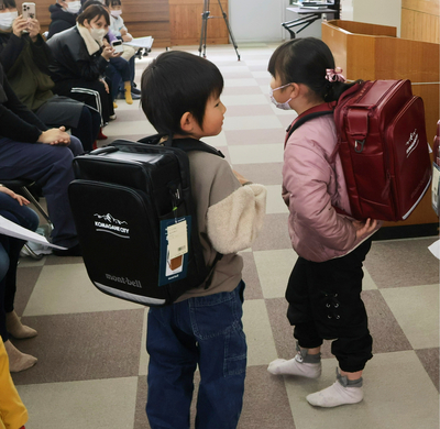 教育委員会が新1年生へ通学カバンを贈る 保護者の負担軽減を図り4年目