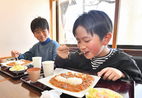 カレーを食べる子どもたち