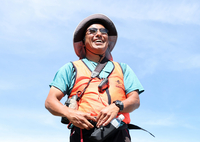 ライチョウ調査やサルの追い払いで「年60日ほど山に登っている」と語る杉本さん＝2025年8月4日、中央アルプス駒ケ岳周辺