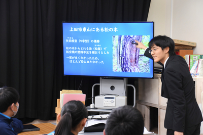 上田市の中学校で長野大生が平和学習の授業 戦争と地元の関わりを