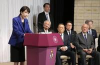 　衆院選圧勝を受け記者会見する自民党総裁の高市首相（左端）＝9日、東京・永田町の党本部