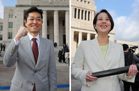 ㊧笑顔でガッツポーズをする若狭清史氏＝18日午前10時27分㊨初登院し、意気込みを語る藤田ひかる氏＝18日午前8時19分