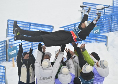 AC長野の山中麗央選手、千曲市の母校へ 児童と交流しボール寄贈