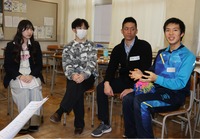 衆院選について議論する須坂高の生徒や信州大の学生たち