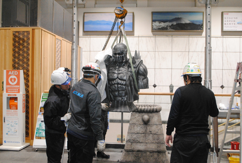 北斗の拳「ジャギ」胸像、パリ出張から帰還 佐久市の佐久平駅で“通常