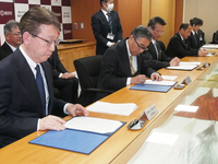 災害時の井戸水提供の協定式に臨む（手前左から）土屋理事長、木下社長、佐藤市長