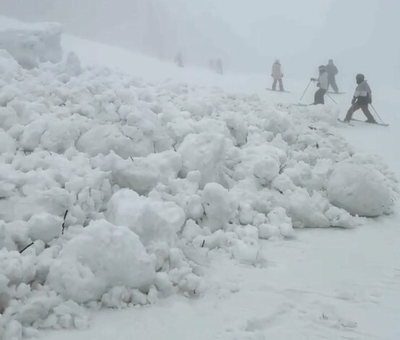 スキー場コース内で雪崩、5人巻き込まれ4人けが【動画付き】長野・新潟