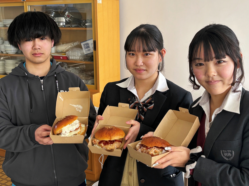 高校生が考案「山賊焼バーガー」 味は2種類 若者向けにSNS映えも意識
