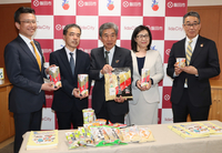 高野豆腐の健康効果に関する研究成果を発表した木下社長（右端）ら