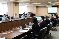 阿部知事や県職員と意見を交わす安藤代表（左奥から２人目）10日、県庁