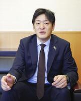 　取材に応じる富士化学工業の西田洋社長＝2025年3月、富山県上市町