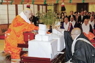 高野山で法印転衣式 和歌山・金剛峯寺｜信濃毎日新聞デジタル 信州