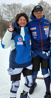 一緒に写真に納まる村田さん（左）と小池選手（村田さん提供）