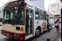 長野駅前のバス停に停車する「平林線」のバス＝2024年撮影