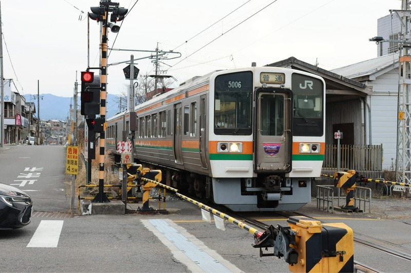 JR飯田線213系5000番台ラストラン 「目が潤んだ」ファンら最終列車を