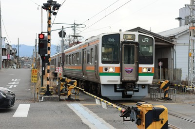 JR飯田線213系5000番台ラストラン 「目が潤んだ」ファンら最終列車を